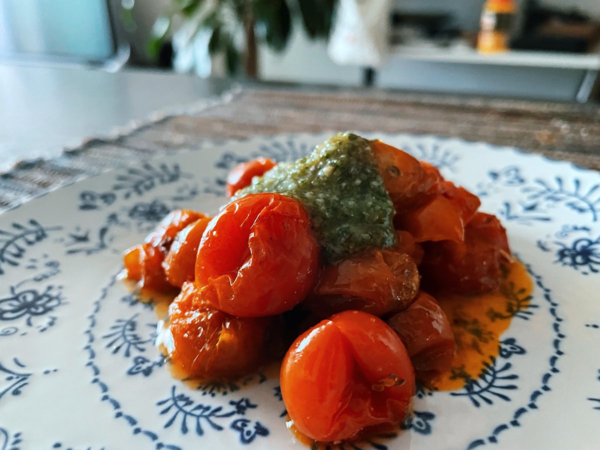 Ensalada Tibia De Tomates Cherry Asados Y Pesto De Avellanas Canalla